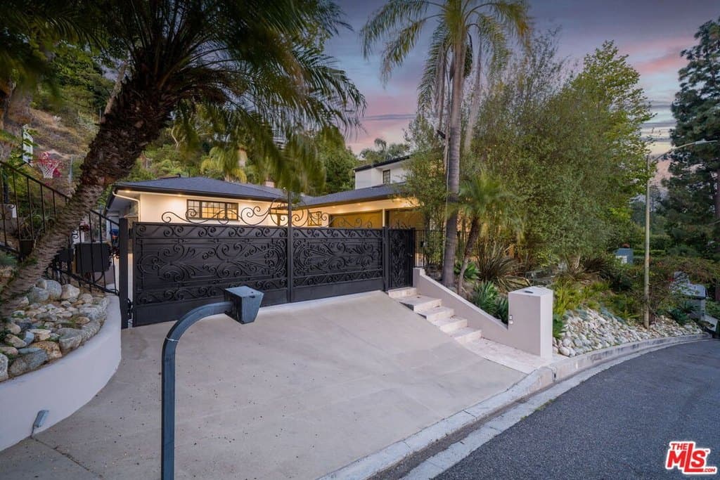 9023 Alto Cedro Dr · Beverly Hills - Photo 2