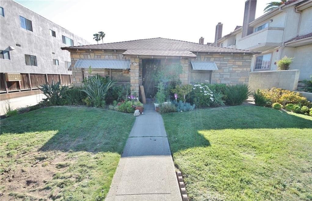 115 S Chester Ave · Pasadena - Photo 2